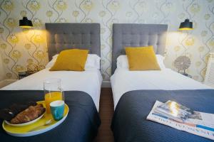 A bed or beds in a room at Heima Puerta del Sol - Plaza Santa Ana