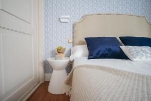 A bed or beds in a room at Heima Puerta del Sol - Plaza Santa Ana