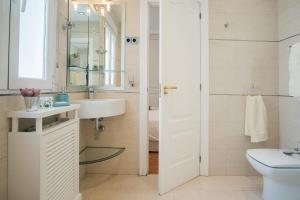 A bathroom at Heima Puerta del Sol - Plaza Santa Ana