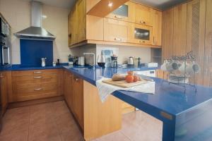 A kitchen or kitchenette at Heima Puerta del Sol - Plaza Santa Ana
