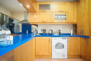A kitchen or kitchenette at Heima Puerta del Sol - Plaza Santa Ana