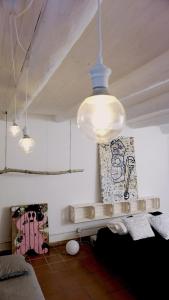 een kamer met drie lampen aan het plafond bij Art house in the artist workspace in the center in Napels