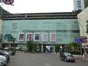 un bâtiment avec un panneau indiquant un centre commercial dans l'établissement Jakarta Residence, à Jakarta