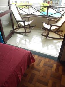 duas cadeiras e uma cama num quarto em Residência Disaflor em Maceió
