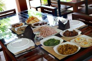 卡塔拉伽馬的住宿－Safari Lodge Yala，一张桌子上放着许多盘子的食物