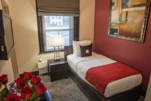 Posteľ alebo postele v izbe v ubytovaní Hotel Fusion, a C-Two Hotel