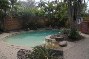 una piscina con una fontana in un cortile di La Mer Holiday Apartments a Mooloolaba