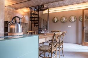 cocina con mesa de madera y sillas en La Canonica, en Asolo