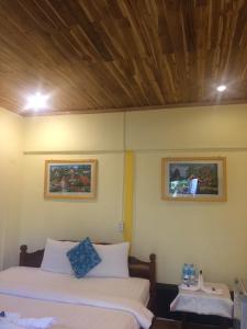 Кровать или кровати в номере Khoum Xieng Thong Boutique Villa