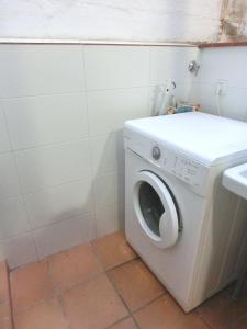 ロザスにあるRosesapparts Mairóのバスルーム(洗濯機、シンク付)