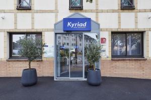 ブゾンにあるKyriad Paris Ouest - Bezons La Défenseの店前の鉢木二本