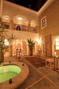 een grote kamer met een zwembad in een gebouw bij Riad Dar Ten in Marrakesh