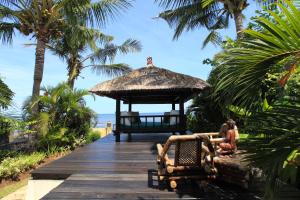 - Paseo marítimo a la playa con cenador en Villa Bunga Melati, en Banjar