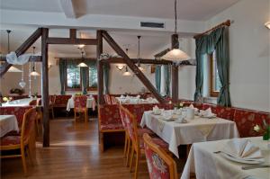 ルドルシュタットにあるPanoramahotel & Restaurant am Marienturmのダイニングルーム(白いテーブル、椅子付)