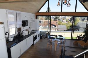 Una cocina o cocineta en Maison centre ville avec parking, jardin, vue, AC, Le Point de vue de Leonard