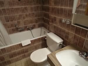 ヴェルビエにあるApartment Mandarin 118Bisのバスルーム(トイレ、バスタブ、シンク付)