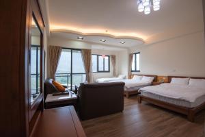 Habitat Heart B&B في لوغو: غرفة فندقية تحتوي على سريرين وأريكة