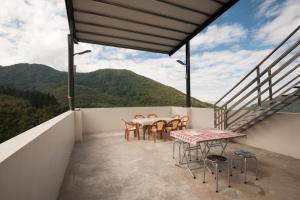 鹿谷的住宿－心之境民宿 ，阳台配有桌椅,享有山景。