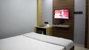 Hotel Shreemoyee Inn - Kamakhya Temple tesisinde bir odada yatak veya yataklar