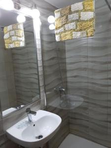 A bathroom at Apartamentos Olympia Center
