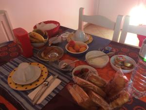 una mesa cubierta con platos y tazones de comida en B&B Al Tardino en Sogliano al Rubicone