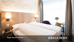 Postel nebo postele na pokoji v ubytování Kreuz Bern Modern City Hotel