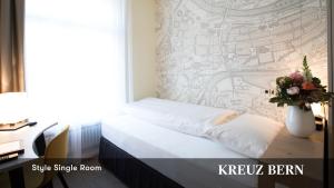 Postel nebo postele na pokoji v ubytování Kreuz Bern Modern City Hotel