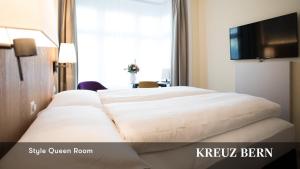Postel nebo postele na pokoji v ubytování Kreuz Bern Modern City Hotel