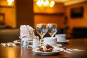 安卡拉New Gate Hotel的餐桌,带餐盘和酒杯