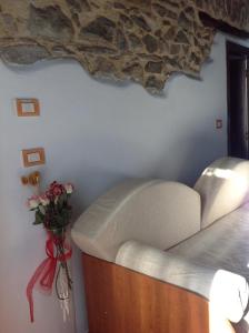 マンチャーノにあるterme di saturnia vacanzeの花瓶付きの部屋の白いソファ