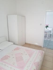 Postel nebo postele na pokoji v ubytování Apartments Ana