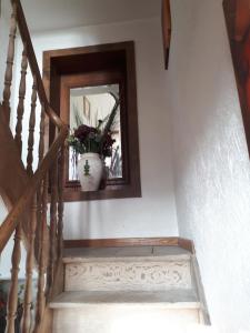 een trap met een vaas met bloemen in een spiegel bij Escale de Brionsart in Gesves