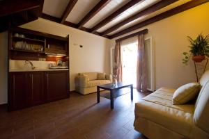 ein Wohnzimmer mit Sofa und Tisch in der Unterkunft Byzantio in Parga