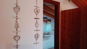 Pokój ze ścianą z sercami na ścianie w obiekcie Sweet Home Casa Vacanze "La Mansarda" w mieście Rovetta