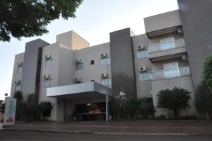 un gran edificio con muchas ventanas en Hotel Valencia en Dourados