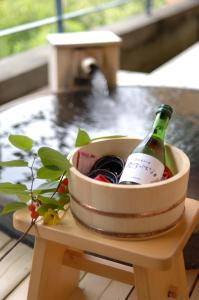 a bucket with two bottles of wine on a table at Nasubi no Hana in Ito