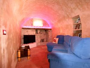 - un salon avec un canapé bleu et une cheminée dans l'établissement Belvilla by OYO Casa dei Nonni, à Provaglio d'Iseo