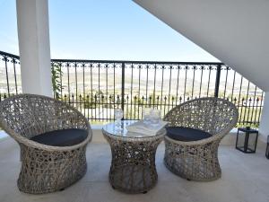 2 Stühle und ein Tisch auf dem Balkon in der Unterkunft Apartment in Split near Diocletian's Palace in Split