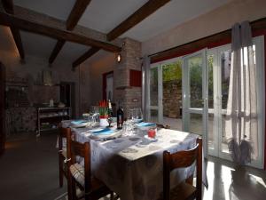 une salle à manger avec une table et un chiffon de table blanc dans l'établissement Belvilla by OYO Casa dei Nonni, à Provaglio d'Iseo