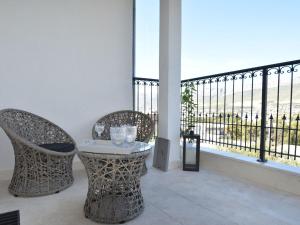 eine Terrasse mit 2 Stühlen, einem Tisch und einem Balkon in der Unterkunft Apartment in Split near Diocletian's Palace in Split