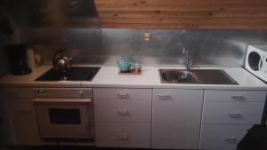 Кухня или кухненски бокс в Studio with More than a View