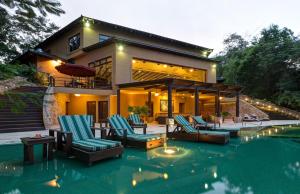 フローレスにあるLas Lagunas Boutique Hotelの家の前にプールがある家