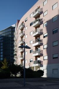 um sinal de rua em frente a um edifício alto em Casino Lisboa House Apartment em Lisboa