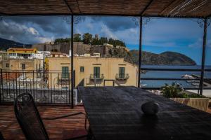 una mesa en un balcón con vistas al océano en Casa Giuliana, en Lipari