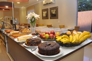ドウラドスにあるHotel Valenciaのさまざまな種類の食べ物が並んだテーブル