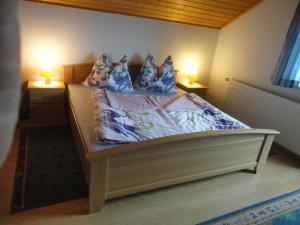 Rúm í herbergi á Ferienwohnung Hierzegger