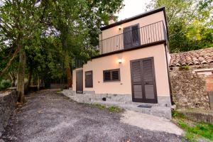 dom z podjazdem przed nim w obiekcie la casa della quercia w mieście Randazzo +6 zdjęć