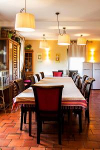 ein Esszimmer mit einem Tisch und Stühlen in der Unterkunft Casa Rural Alquería de Segovia in Tizneros