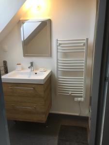 A bathroom at Gîte dans le vignoble de Bourgueil