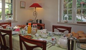 uma mesa de jantar com comida em Quinta Beira-Mar em Sintra